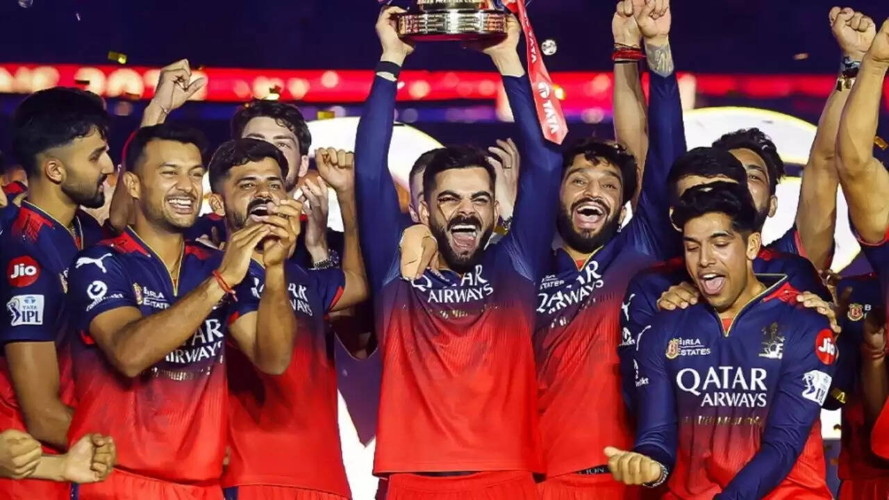 RCB ने IPL 2026 ऑक्शन से पहले 10 खिलाड़ियों को रिलीज करने का लिया फैसला