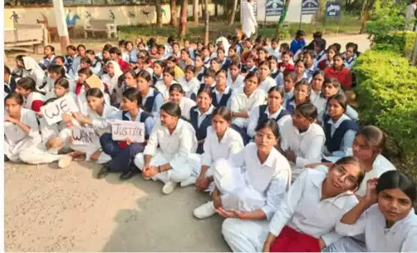 जवाहर नवोदय विद्यालय के छात्रों का प्रदर्शन, भोजन और पानी की व्यवस्था पर उठे सवाल