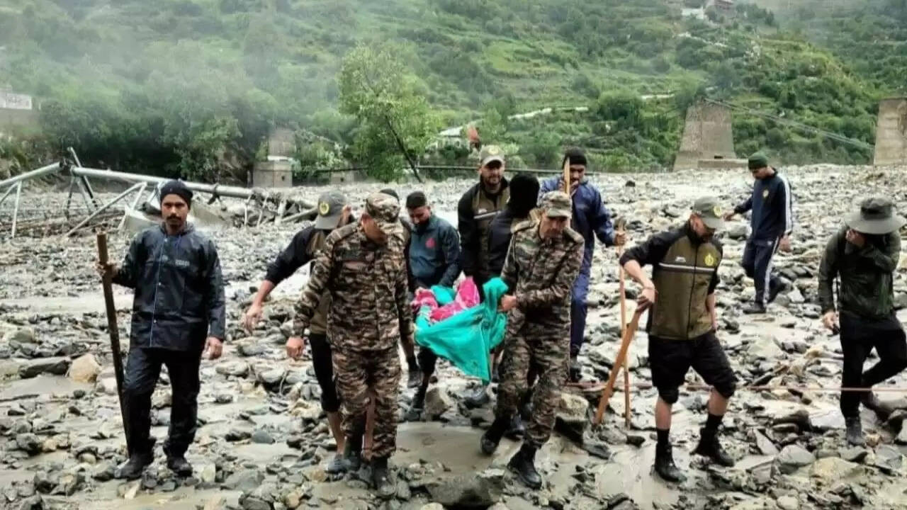 उत्तरकाशी में आपदा: राहत कार्यों में जुटी टीमें, लापता लोगों की तलाश जारी