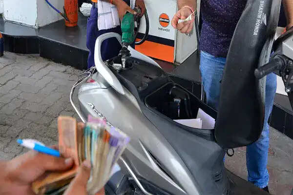 गाजियाबाद में एक रुपये के लिए पेट्रोल पंप पर हुआ बवाल