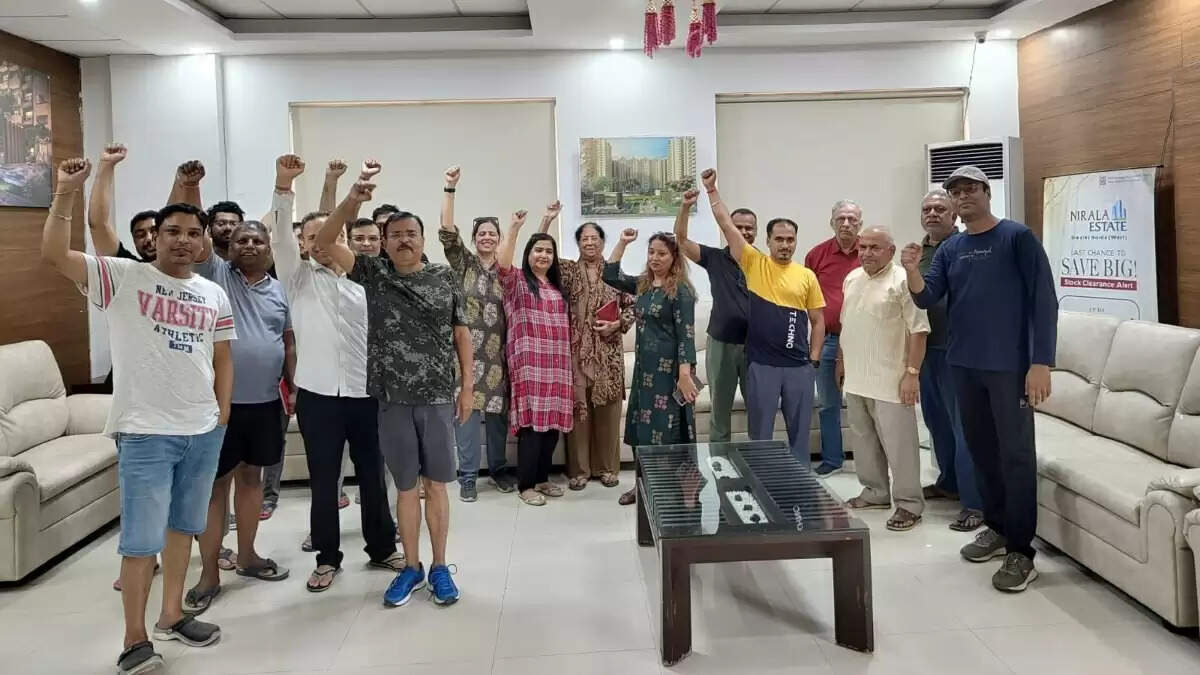 ग्रेटर नोएडा वेस्ट में निराला एस्टेट के निवासियों का प्रदर्शन, सुविधाओं की मांग