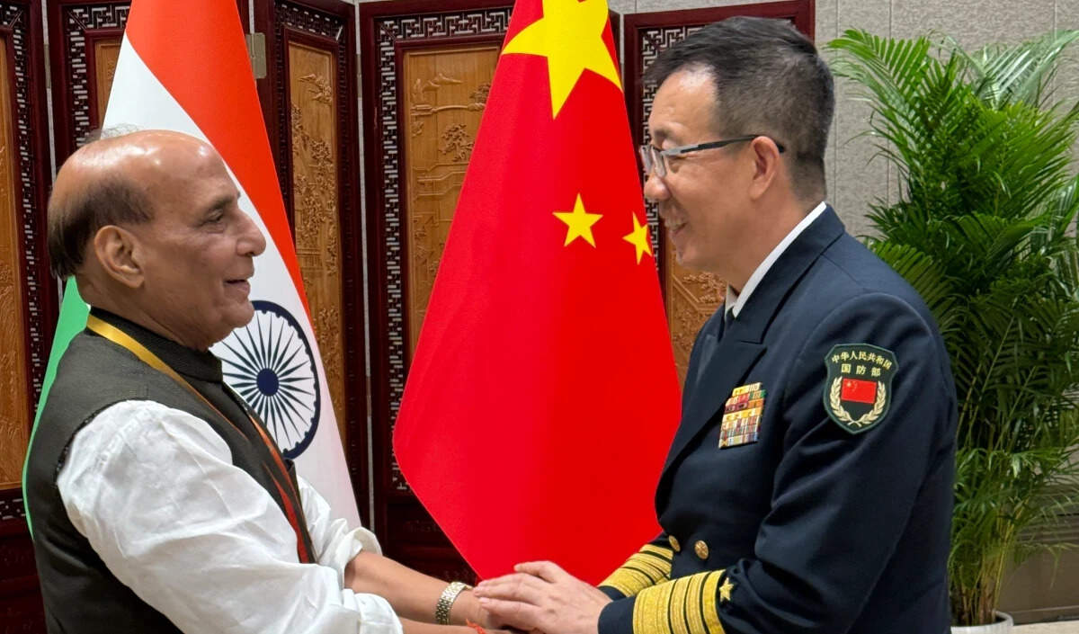भारत-चीन संबंधों पर रक्षा मंत्री राजनाथ सिंह की महत्वपूर्ण बैठक