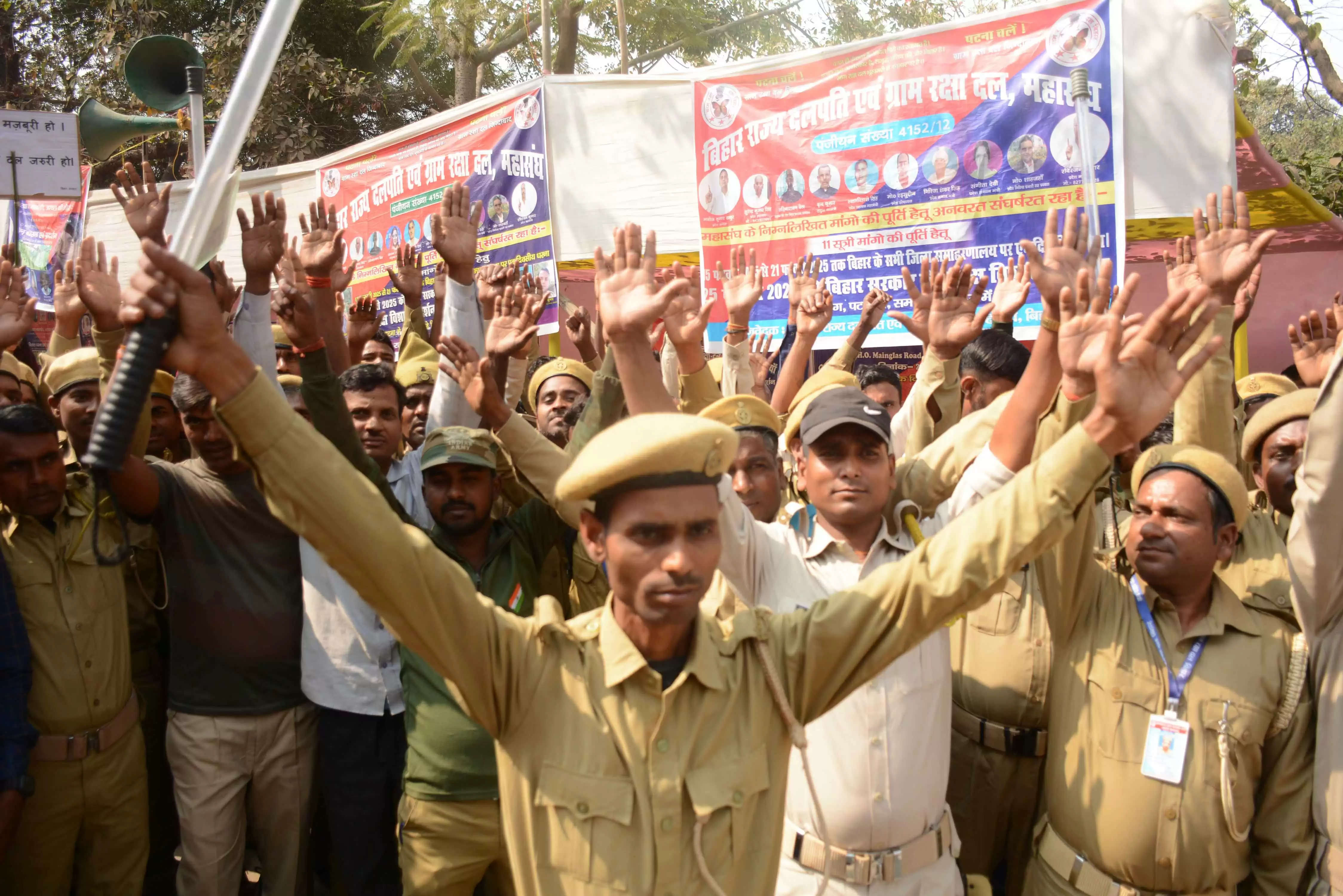 गर्दनी बाग़ में बिहार राज दलपति एवं ग्राम रक्षा दल का अपनी नौकरी लिए प्रदर्शन करते