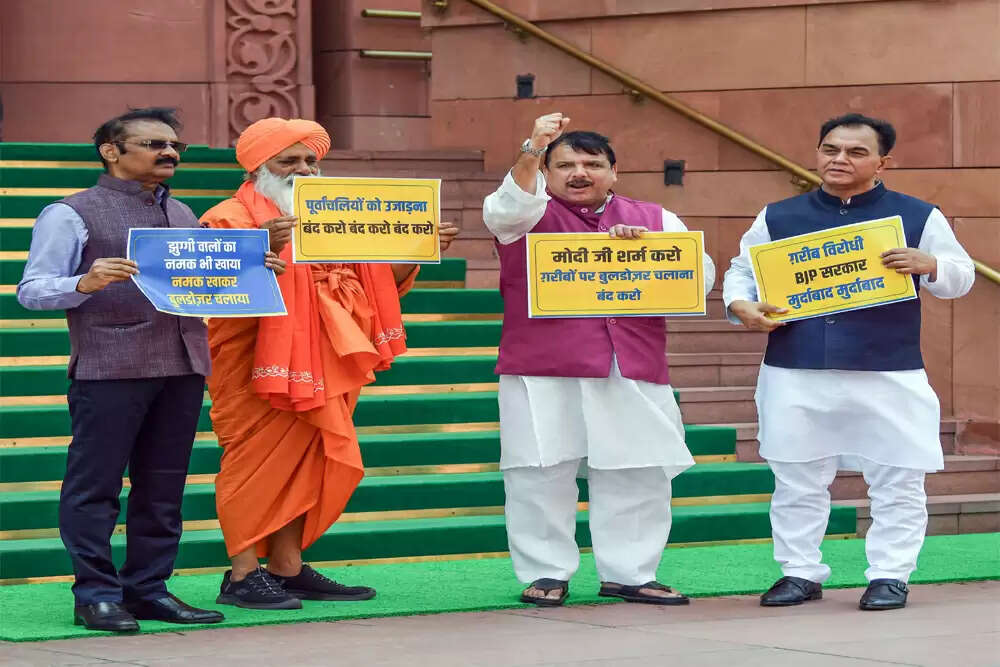 आम आदमी पार्टी के सांसदों की अनुपस्थिति पर उठे सवाल