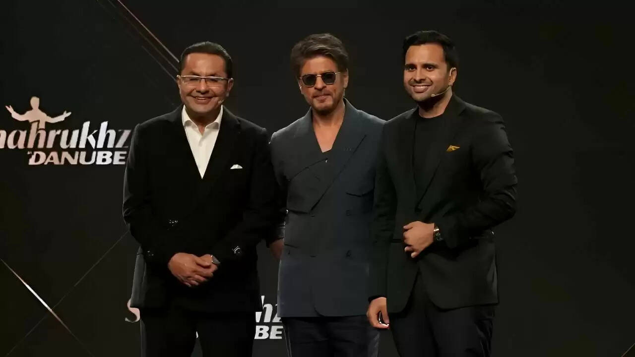 शाहरुख खान ने दुबई में अपने नाम पर बिल्डिंग का उद्घाटन किया