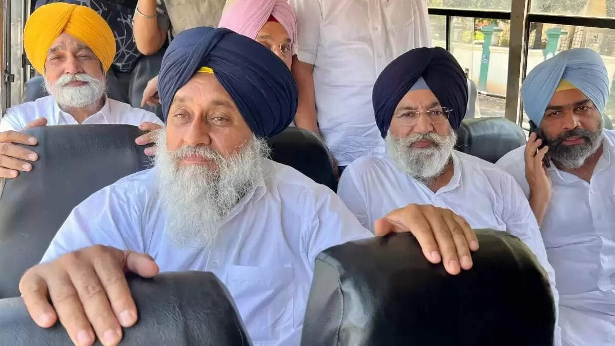 पंजाब में अकाली दल के नेताओं की हिरासत, सुखबीर बादल ने सरकार पर लगाए गंभीर आरोप