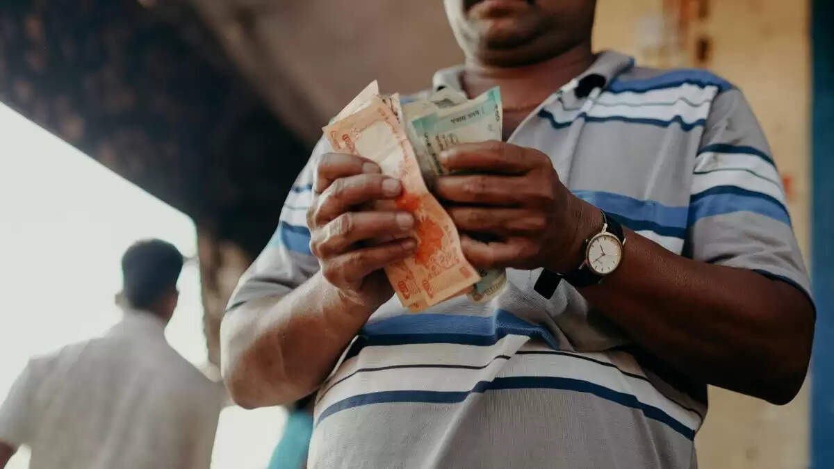 सैलरी मिलने पर करें ये धार्मिक कार्य, आर्थिक स्थिरता के लिए लाभकारी