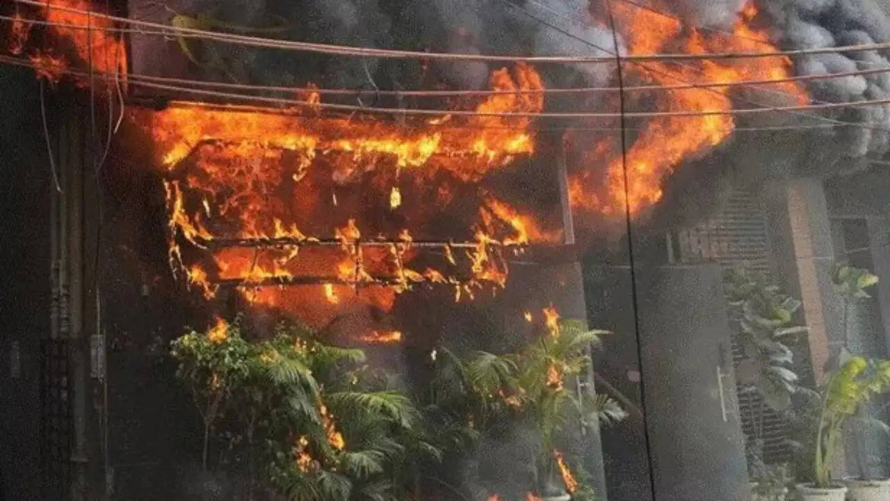 दिल्ली के होटल में आग से 21 लोगों की मौत, सुरक्षा नियमों की अनदेखी पर सवाल