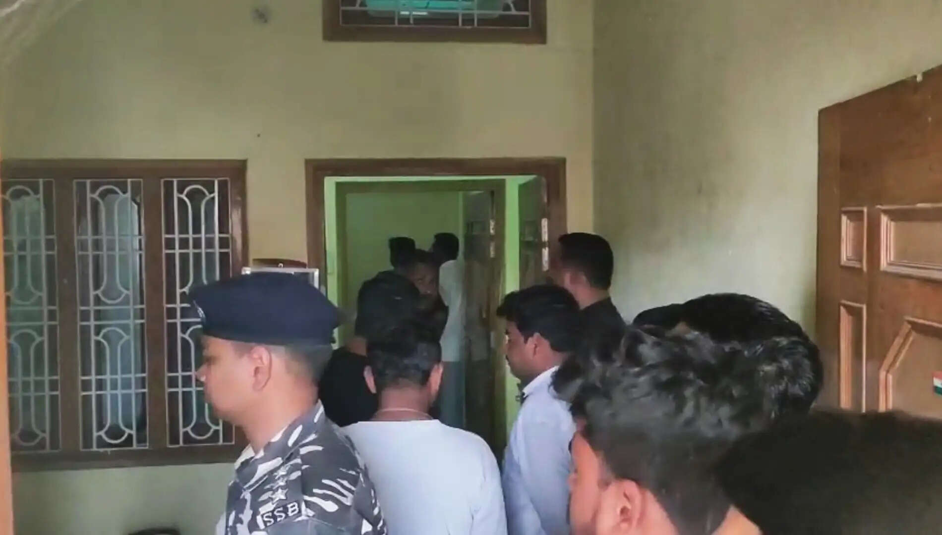 महराजगंज में महिला एसएसबी जवान के पति ने बच्चों की हत्या के बाद आत्महत्या की