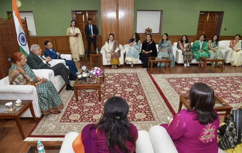 उपराष्ट्रपति निवास में उपराष्ट्रपति जगदीप धनखड़ से फिक्की महिला संगठन जम्मू-कश्मीर और लद्दाख चैप्टर के सदस्यों से बातचीत करते हुए।