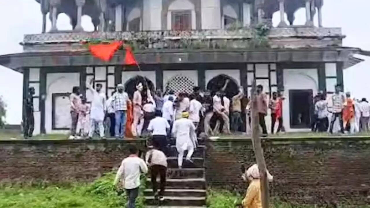 फतेहपुर में मंदिर-मकबरे का विवाद: प्रशासन ने बढ़ाई सुरक्षा