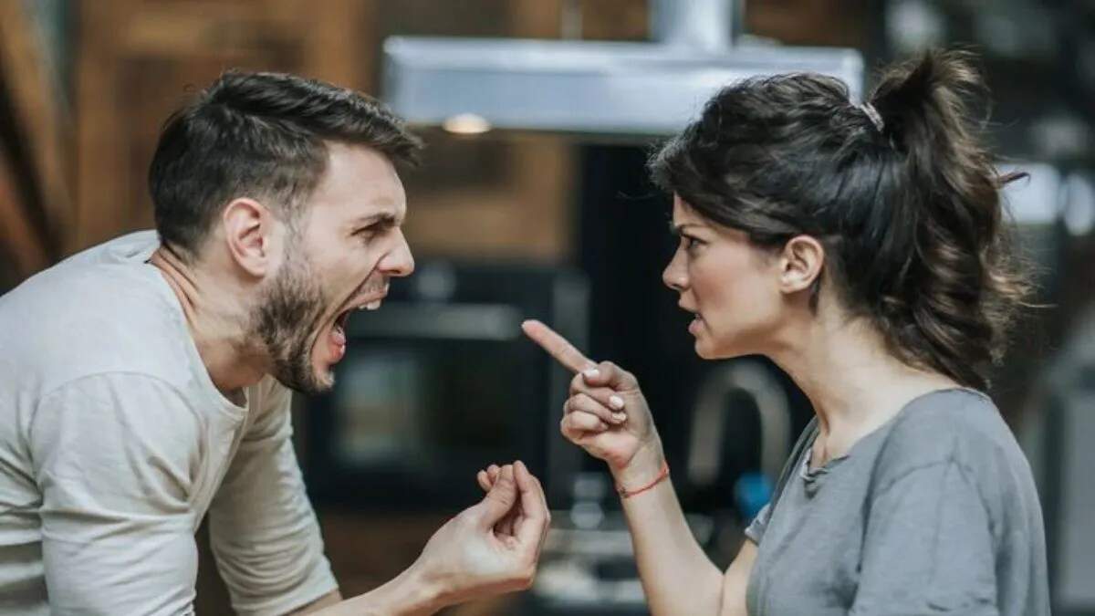 रिश्तों में दरार के संकेत: पहचानें और सुधारें