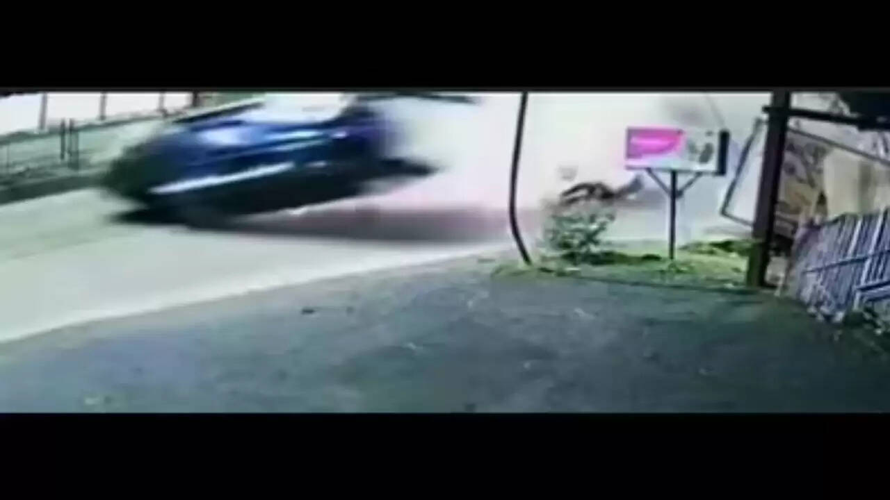 छत्तीसगढ़ में कार दुर्घटना: गुटखा थूकने के कारण पलटी इनोवा