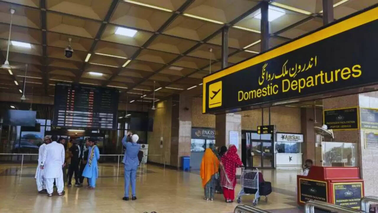 पाकिस्तान में प्रतिभा पलायन: डॉक्टरों और इंजीनियरों का देश छोड़ने का बढ़ता सिलसिला