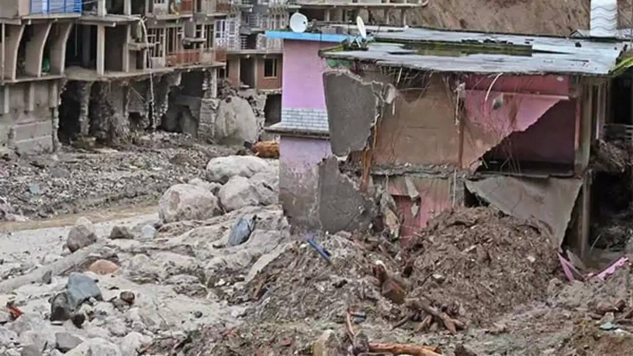 हिमाचल प्रदेश में बारिश का कहर: 135 लोगों की जान गई, राहत कार्य जारी