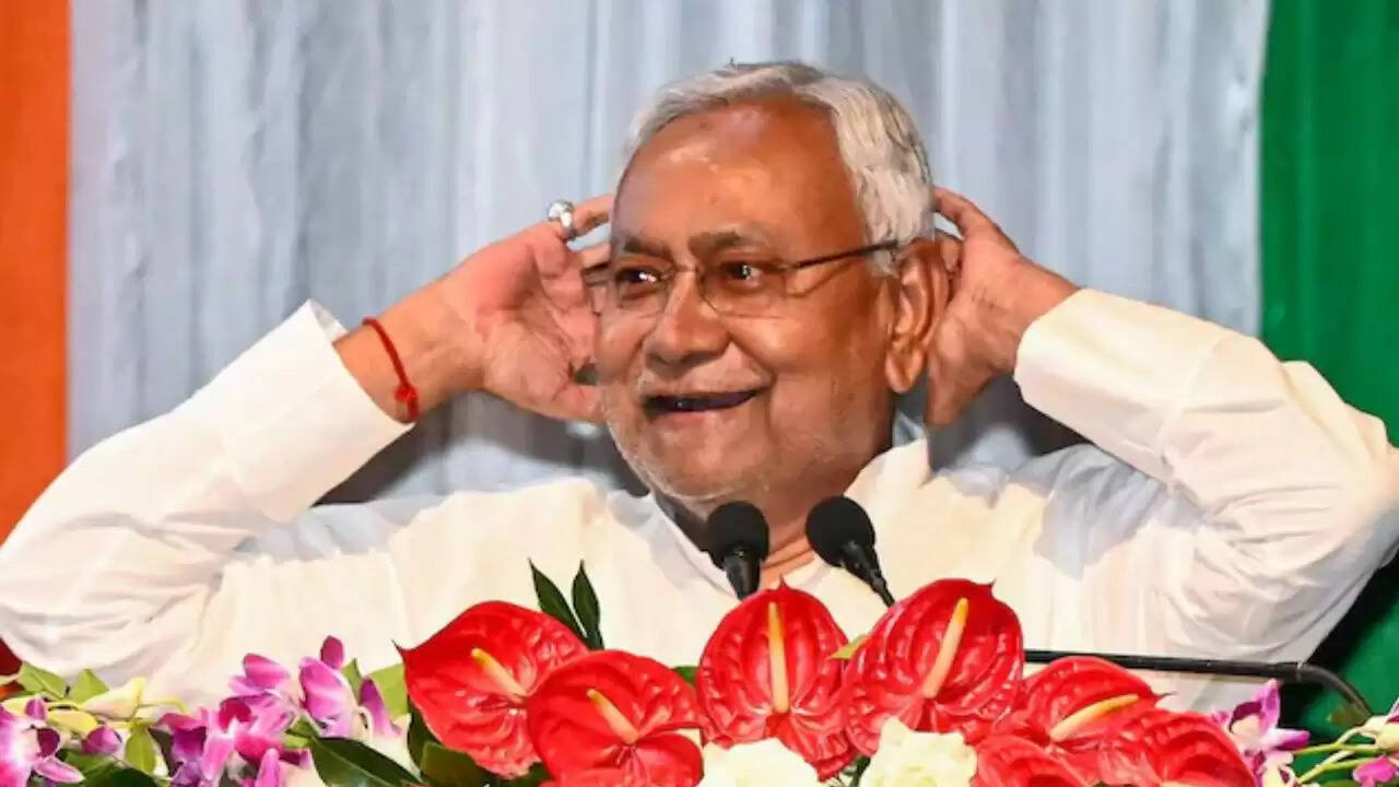 नीतीश कुमार ने दसवीं बार मुख्यमंत्री पद की शपथ ली