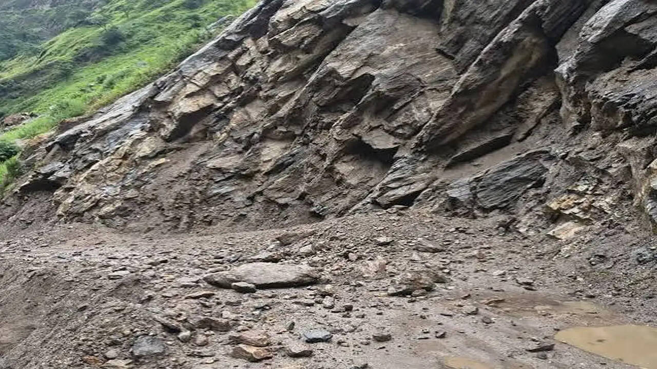 किन्नौर-शिमला नेशनल हाईवे पर भूस्खलन से यातायात ठप