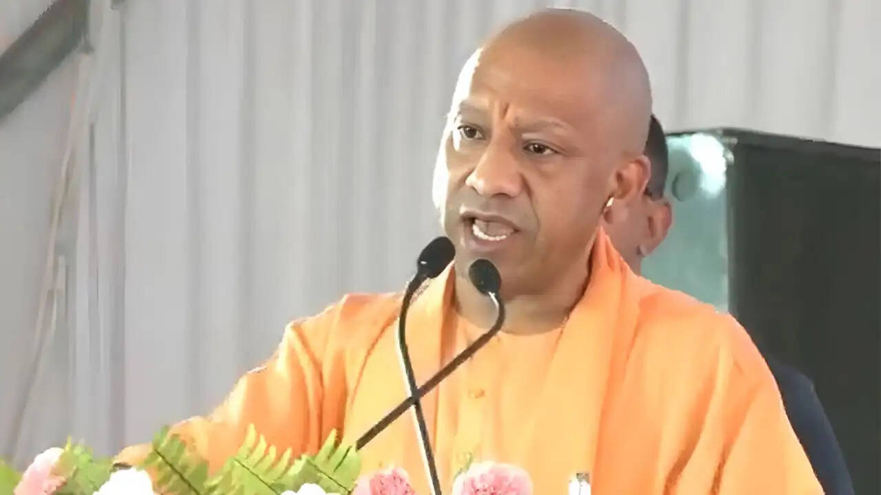योगी आदित्यनाथ का कुशीनगर दौरा: 424 करोड़ की विकास परियोजनाओं का उद्घाटन और फाजिलनगर का नया नाम