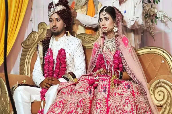 चलती ट्रेन से गिरी नवविवाहिता, पति ने बचाने की कोशिश की