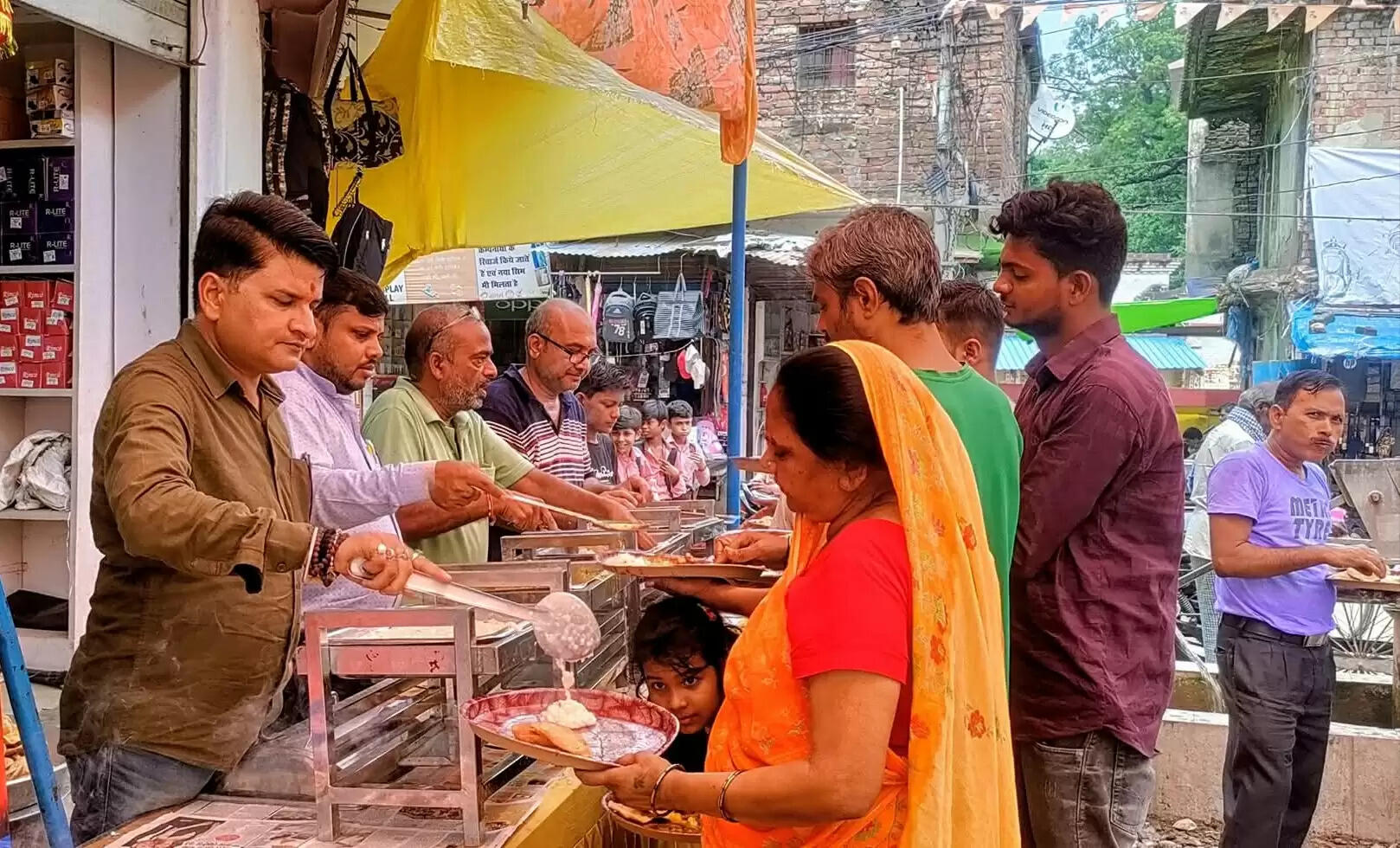 गणेश चतुर्थी पर नौतनवा में भव्य भंडारे का आयोजन