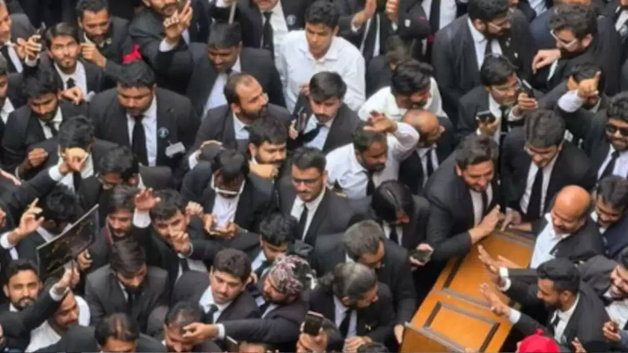 पाकिस्तान में संवैधानिक संकट: सेना प्रमुख को मिली असाधारण शक्तियां