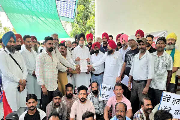 सफाई कर्मचारियों के समर्थन में उतरे सुखजिंदर रंधावा, पुरानी पेंशन की बहाली का किया वादा