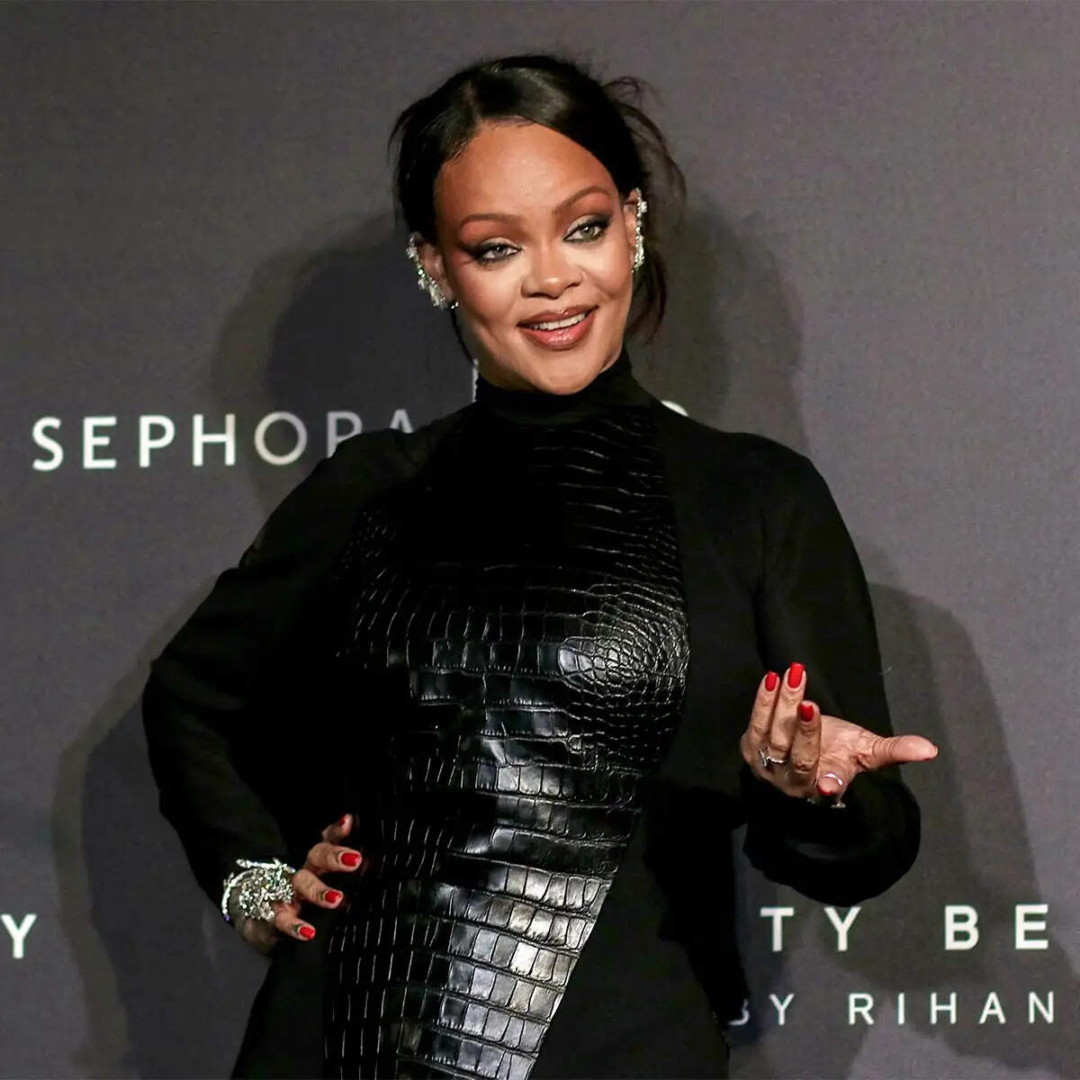 रिहाना का भारतीय अवतार: अंबानी निवास पर पूजा थाल के साथ छाया जादू