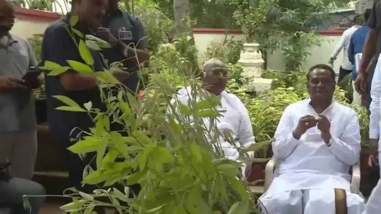 कर्नाटक में बाढ़ से प्रभावित किसान की शिकायत पर खड़गे का विवादास्पद बयान