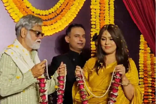 महिमा चौधरी और संजय मिश्रा ने की अनोखी शादी, फिल्म प्रमोशन का हिस्सा