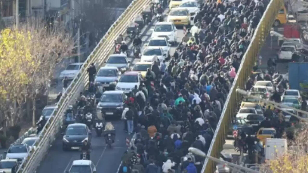 ईरान में आर्थिक संकट के चलते बड़े पैमाने पर विरोध प्रदर्शन