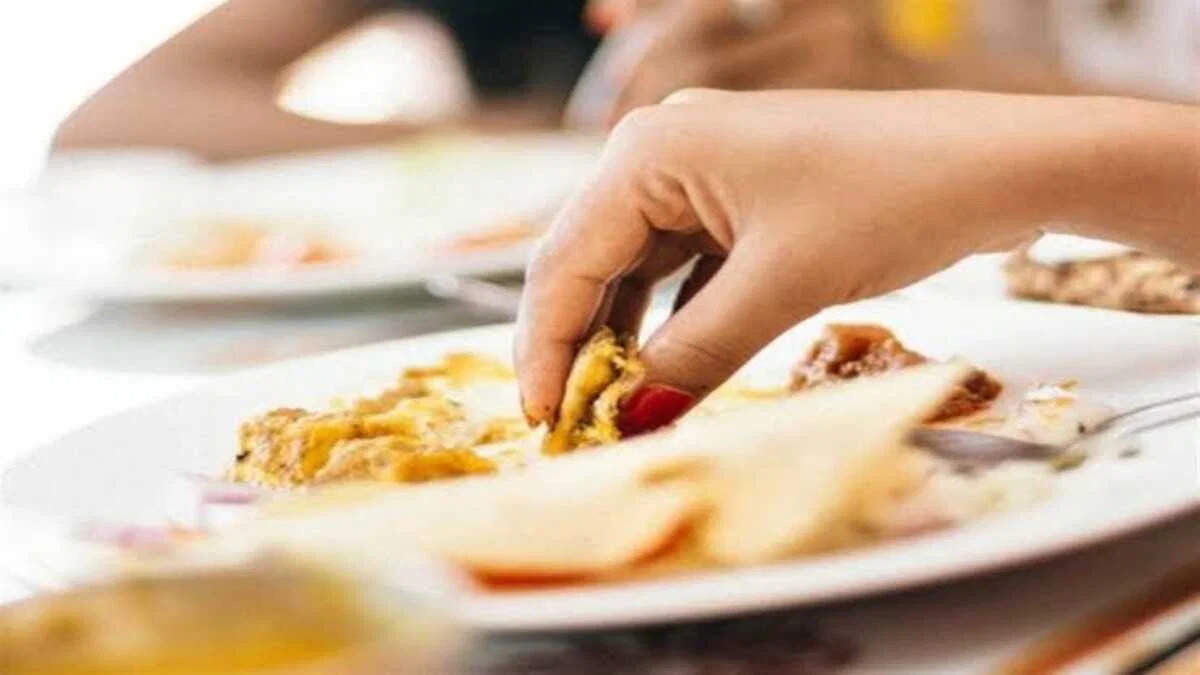 गरुड़ पुराण के अनुसार, किनके घर भोजन नहीं करना चाहिए?