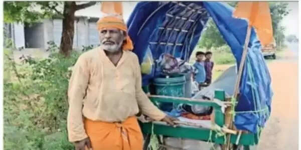 बलरामपुर : हाथ ठेले पर वृद्ध पिता को रामलला के दर्शन कराने 16 सौ किमी की यात्रा पर निकला नारायण राव