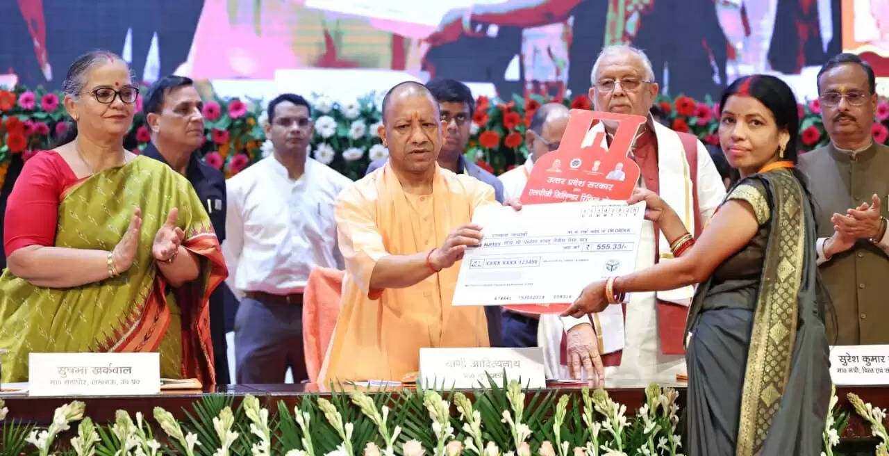 योगी आदित्यनाथ ने दीपावली पर 1,500 करोड़ की गैस सब्सिडी का वितरण किया