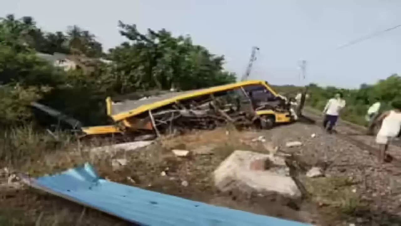 बर्द्धमान में भयानक बस हादसा: 10 की मौत, कई घायल