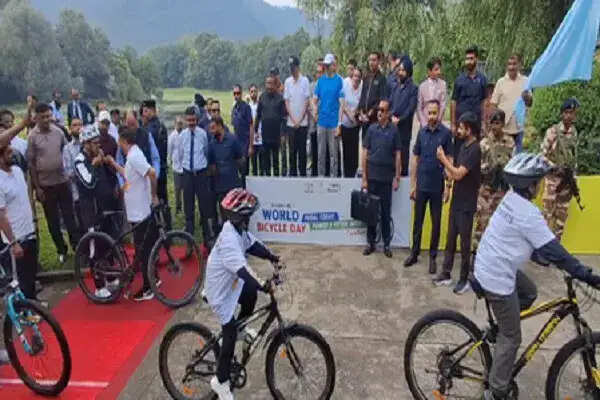 मुख्यमंत्री उमर अब्दुल्ला ने विश्व साइकिल दिवस पर साइक्लोथॉन का शुभारंभ किया