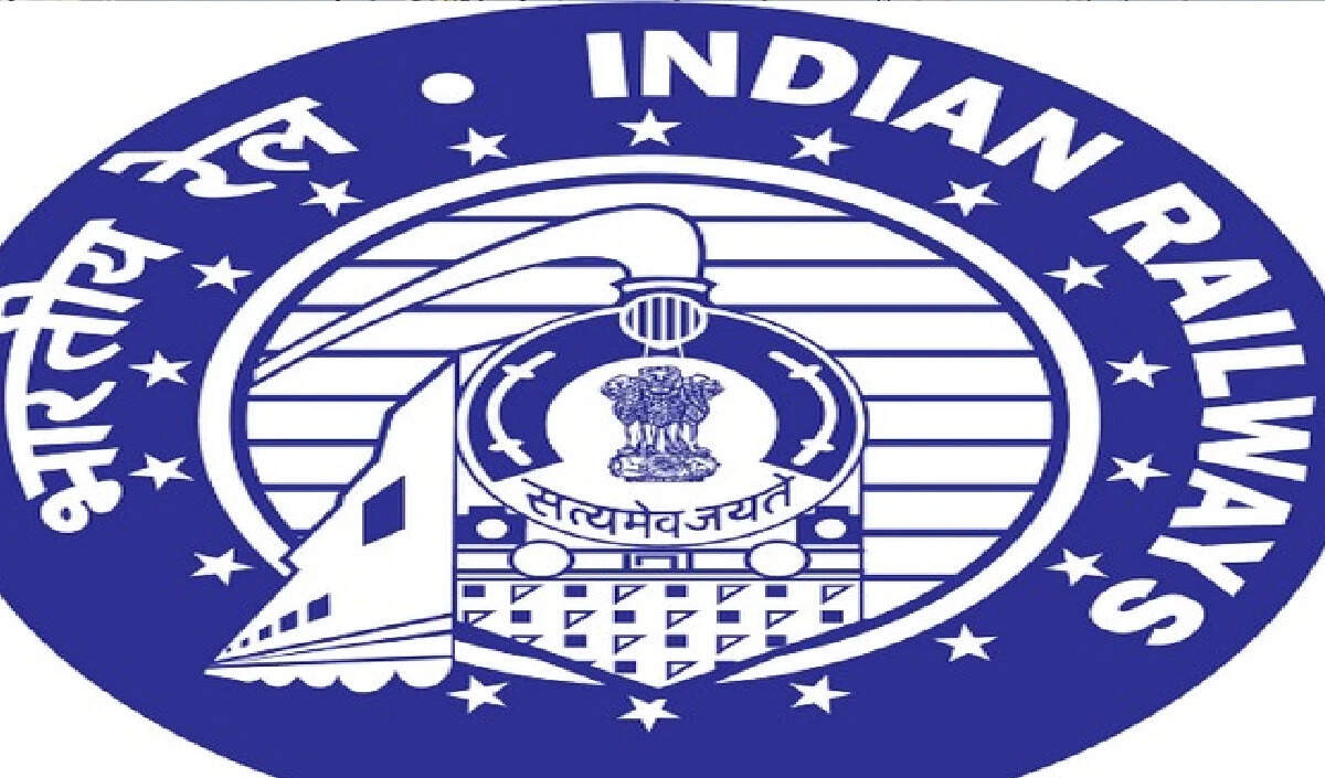 ईस्टर्न रेलवे की पहली वातानुकूलित लोकल ट्रेन का उद्घाटन