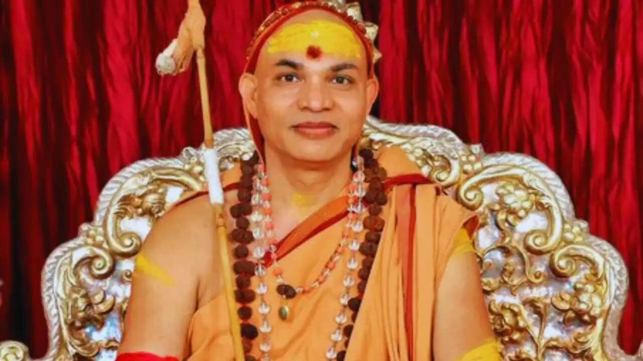 गौ माता की रक्षा पर जगद्गुरु अविमुक्तेश्वरानंद का बड़ा बयान: राजनीति से ऊपर है यह मुद्दा