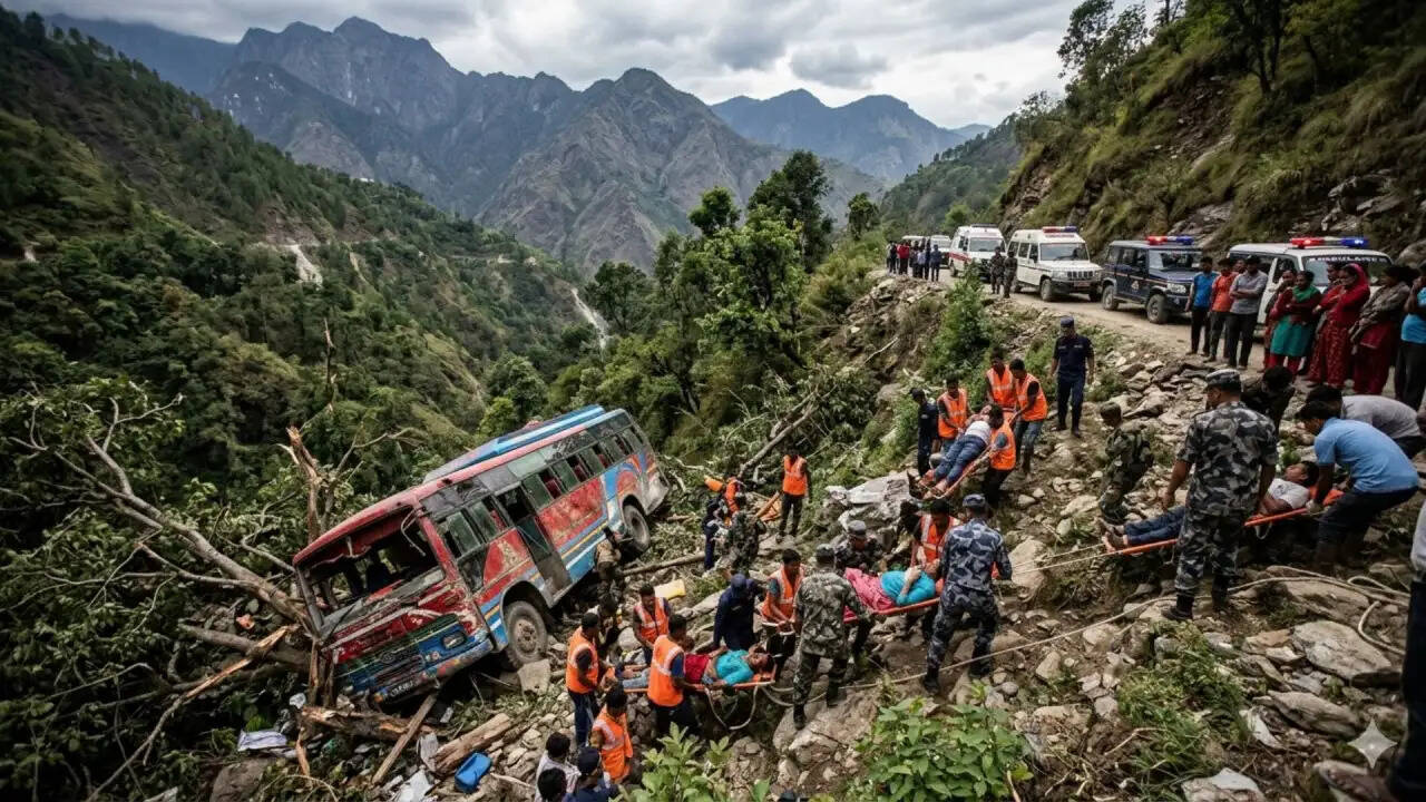 नेपाल में भारतीय श्रद्धालुओं की बस दुर्घटना, सात की मौत