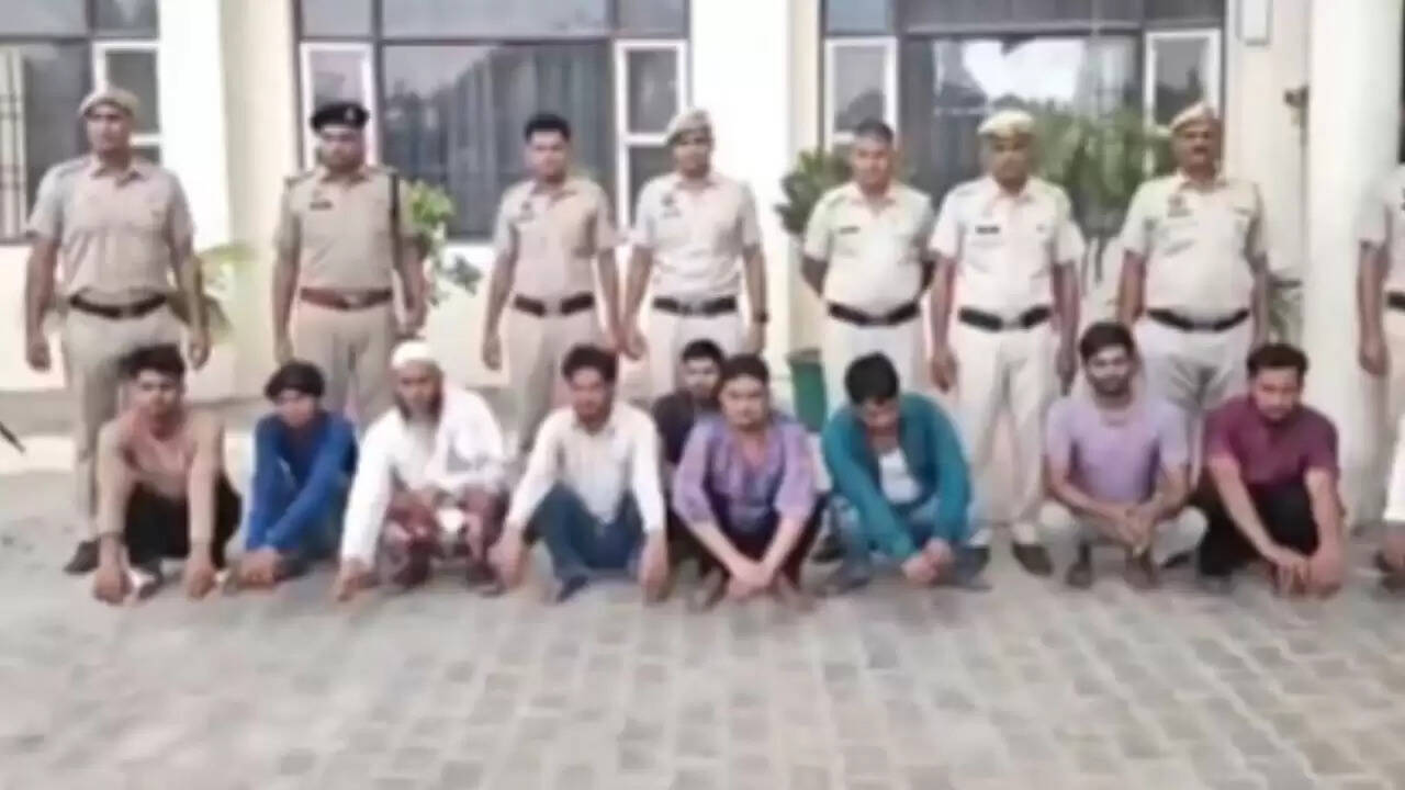 Nuh में पुलिस पर हमले की घटना: वाहन चोरी और ठगी के आरोपियों की तलाश में गई थी टीम