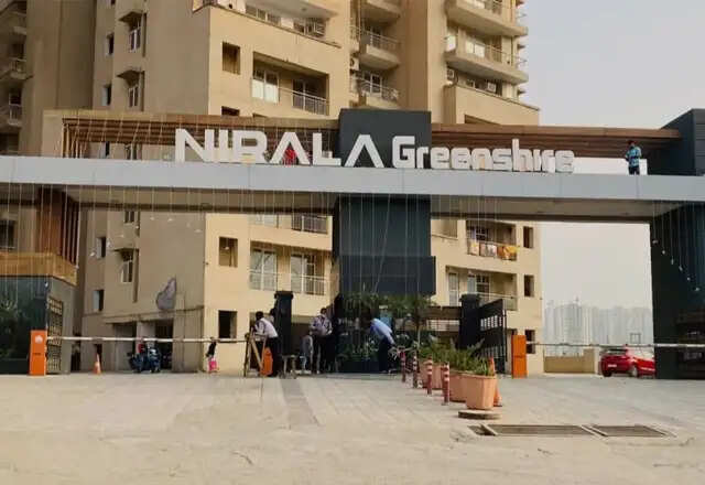 ग्रेटर नोएडा में करोड़ों रुपये के पानी बिल पर निवासियों का विरोध