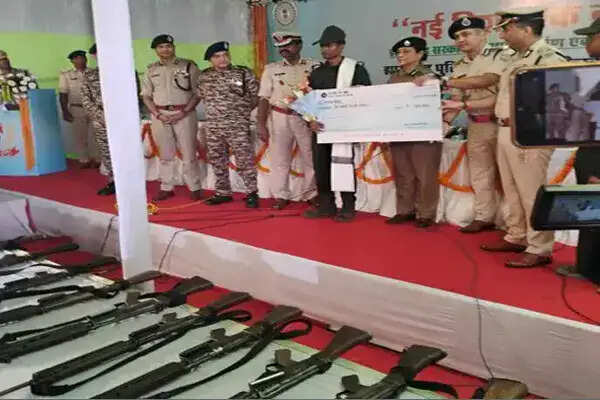 झारखंड में नक्सलियों का सामूहिक आत्मसमर्पण, 27 उग्रवादियों ने डाले हथियार
