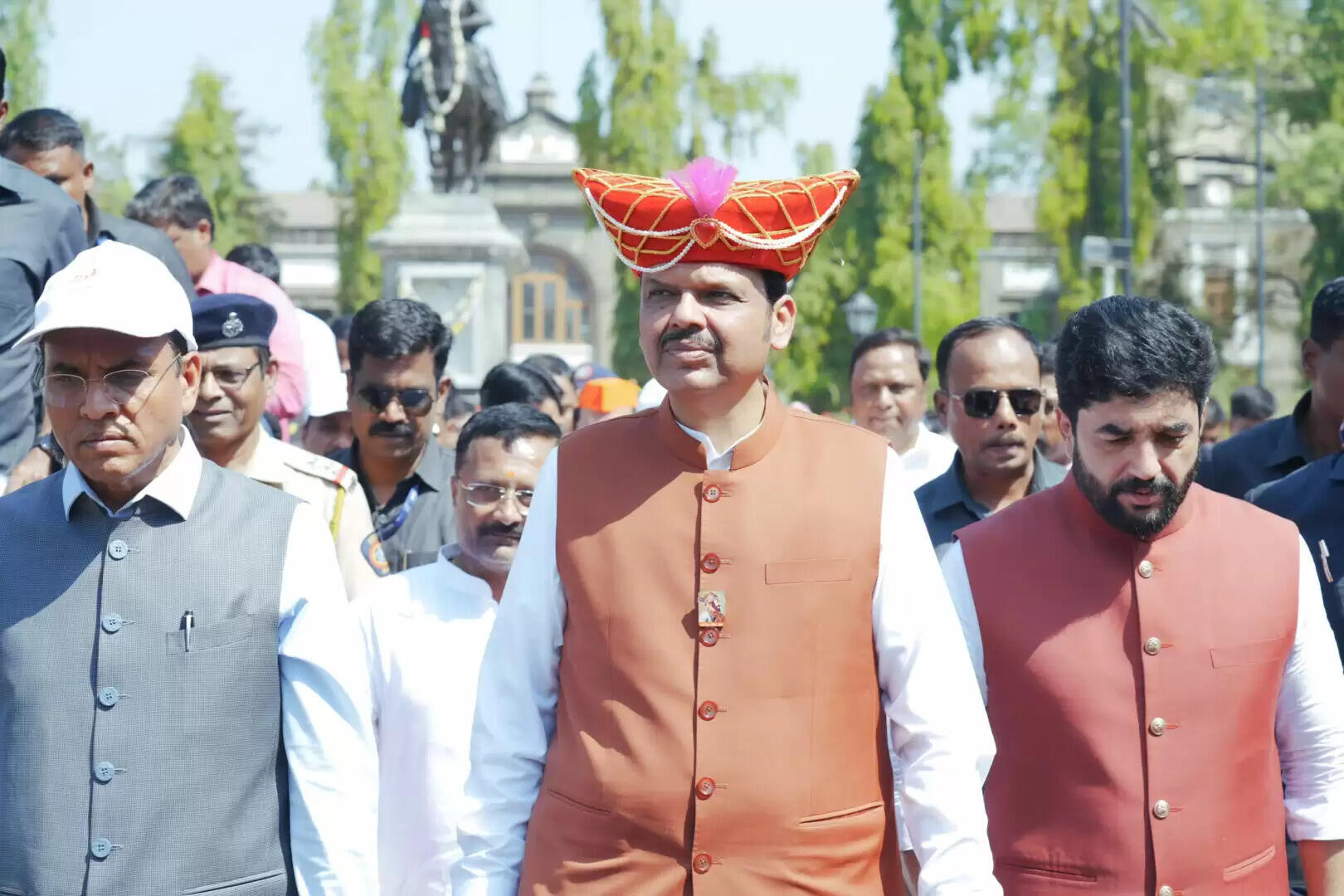 महाराष्ट्र की राजनीति में नया मोड़: फड़नवीस के गुमनाम विज्ञापन पर उठे सवाल