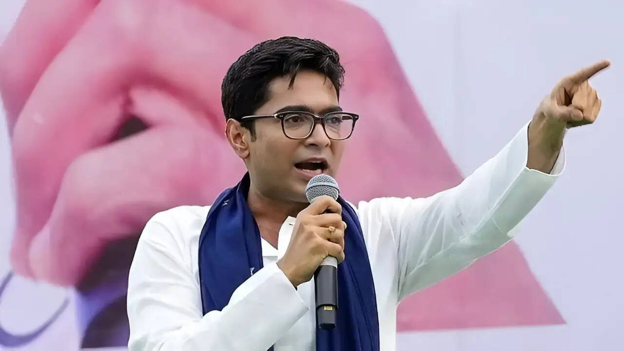 पश्चिम बंगाल की राजनीति में अभिषेक बनर्जी की चार्टर्ड फ्लाइट पर उठे सवाल