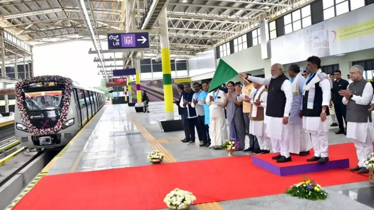 प्रधानमंत्री मोदी ने बेंगलुरु में वंदे भारत ट्रेनों और नम्मा मेट्रो की येलो लाइन का उद्घाटन किया