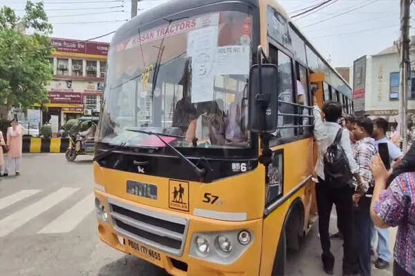 जालंधर में ओवरलोड स्कूल बस पर पुलिस का एक्शन, हंगामा हुआ