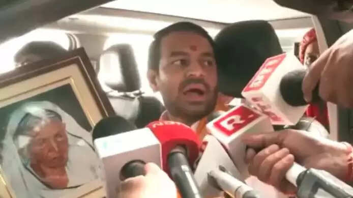 तेज प्रताप यादव ने महुआ से नामांकन के लिए दादी की तस्वीर के साथ किया आगाज़