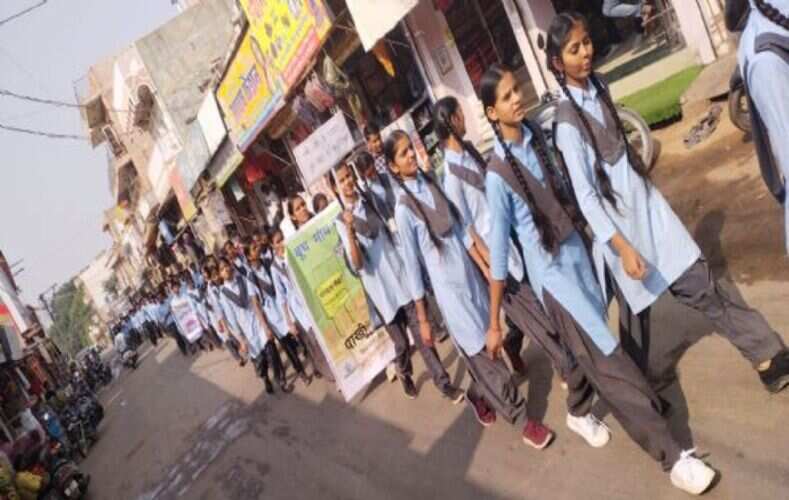 बालिकाओं व महिलाओं ने वॉकथॉन से दिया मतदान का संदेश