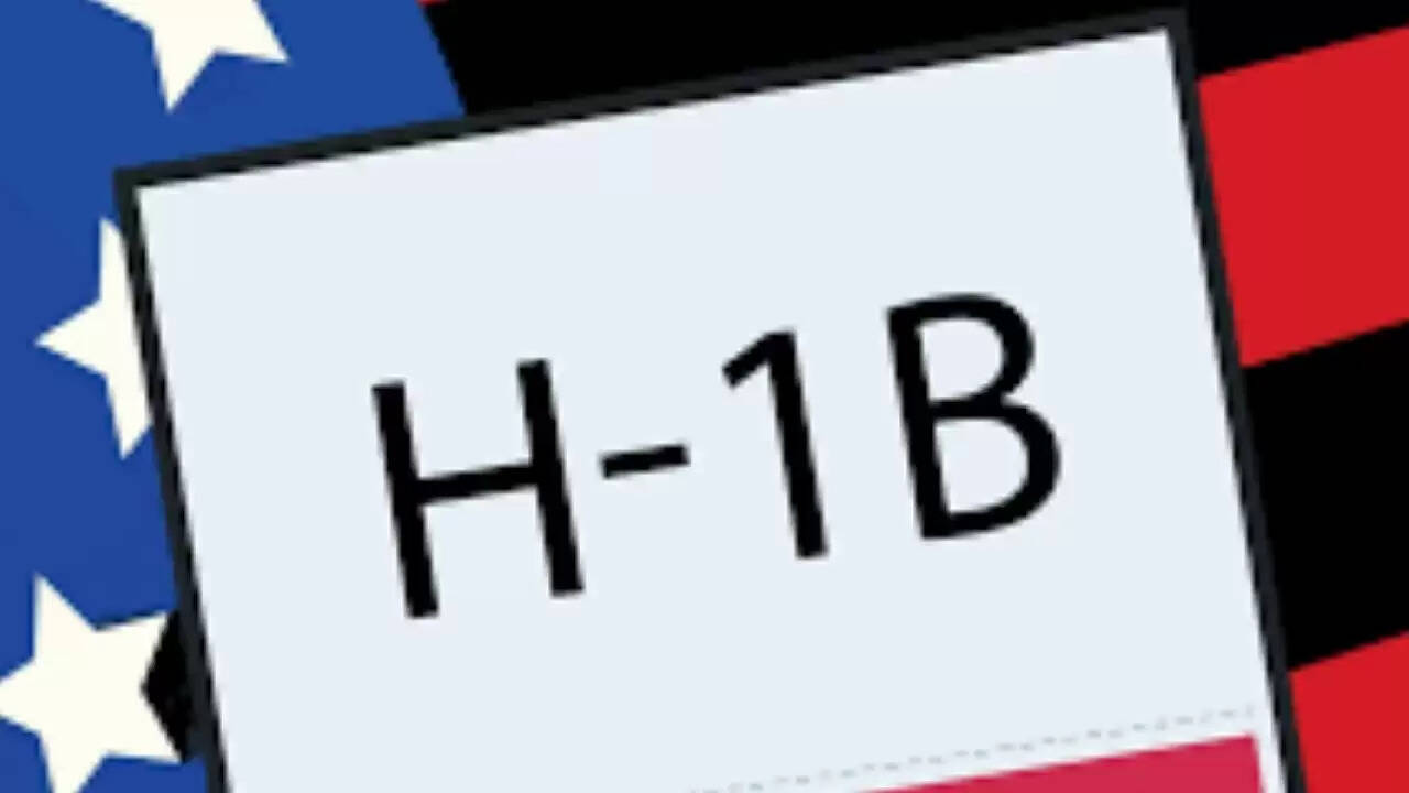 अमेरिका में H-1B वीजा संकट: भारतीय पेशेवरों के लिए बढ़ती चुनौतियाँ