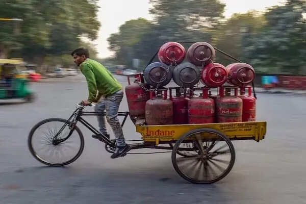 2026 में महंगाई का झटका: LPG सिलेंडर की कीमतों में वृद्धि