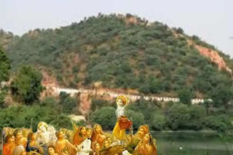 गोवर्धन पर्वत का घटता आकार: एक पौराणिक कथा